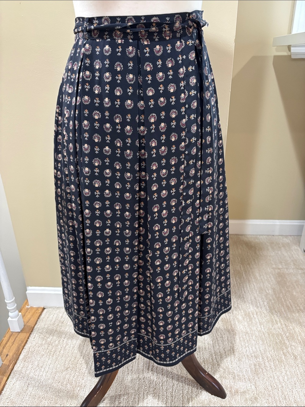 Vintage Tina Roni Silk Navy Floral Print Pleated Midi Skirt Size 6